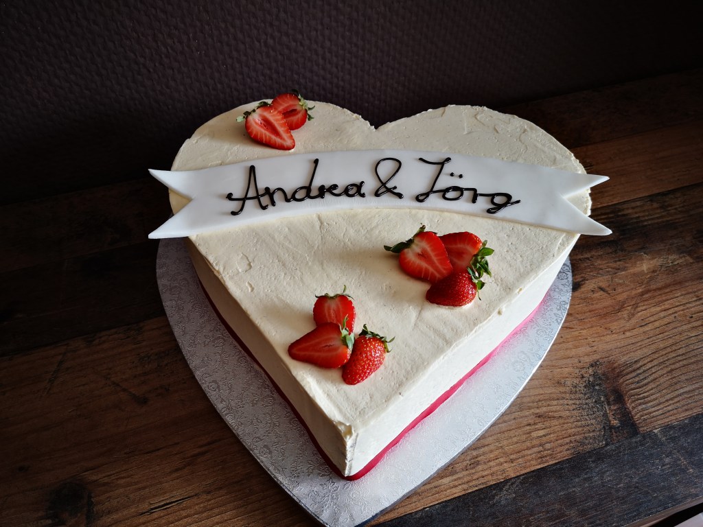 Herztorte, Hochzeitstorte in Herzform, Erdbeeren